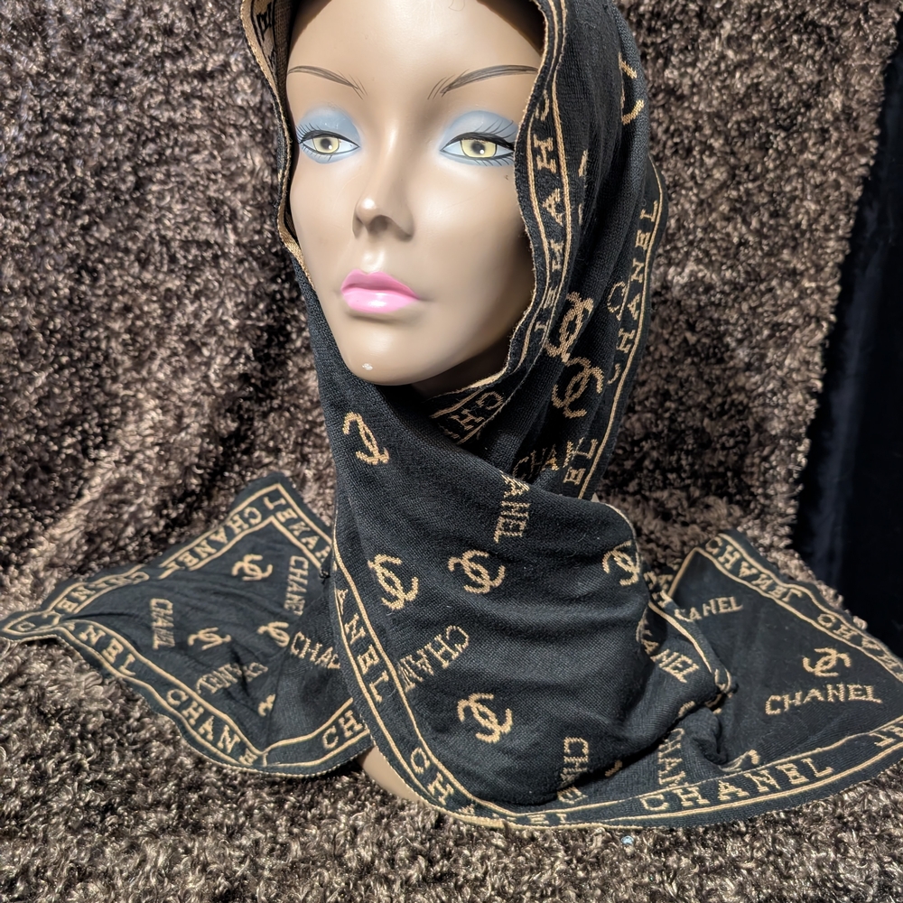 Chanel CC Logo Knit Scarf in Black & Beige - Picture 2 of 6
